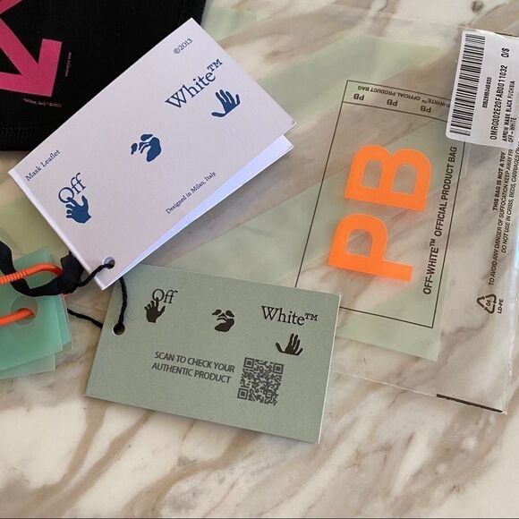 Off-White Black Fuchsia Pink Arrow Motif Unisex Mask NWT - Picture 11 of 16